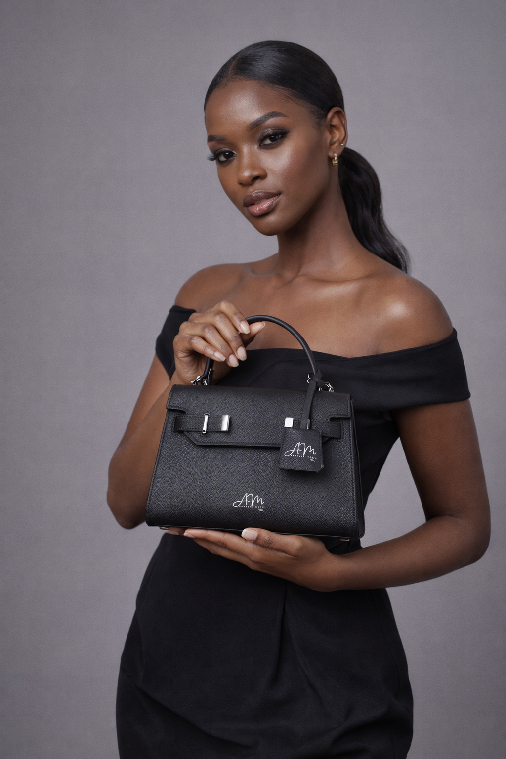 Woman in black holding the Noir Dream Lux handbag